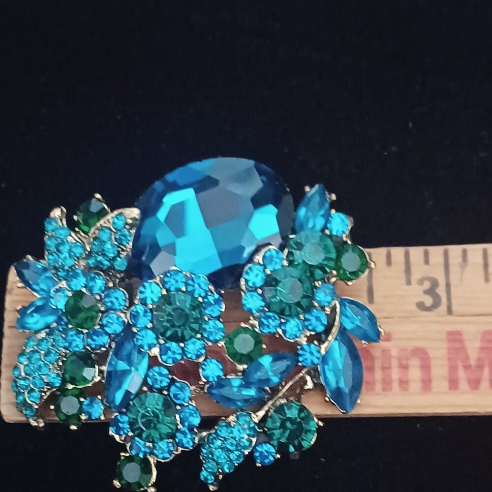 Eye Catching Blue Rhinestone Brooch - Picture 3 of 4